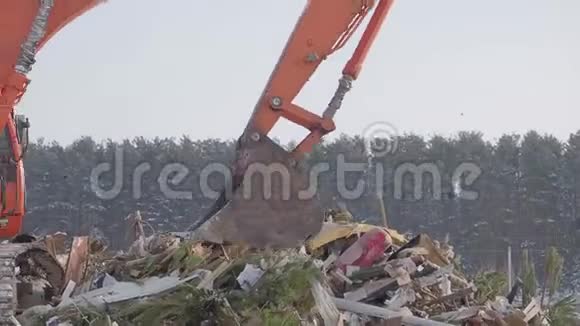 俄罗斯冬季垃圾填埋场的挖掘机视频的预览图