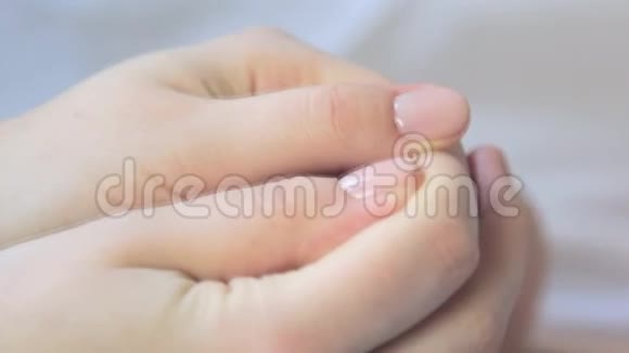 婴儿脚在母亲手中新生婴儿女手特写脚视频的预览图