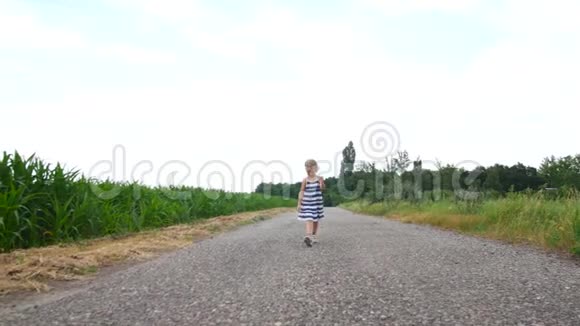女孩沿着乡村道路行走视频的预览图