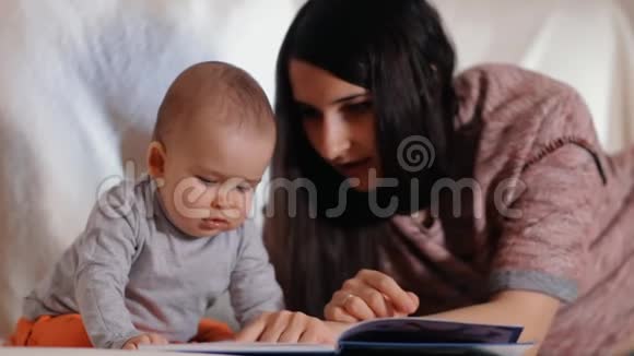 一位年轻的母亲给她的孩子读了一个童话故事慢镜头视频的预览图