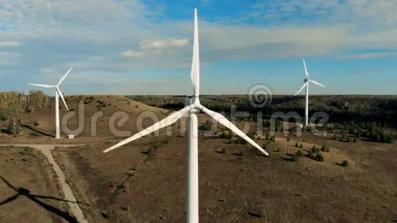 金属风力涡轮机旋转产生动力替代能源概念视频的预览图