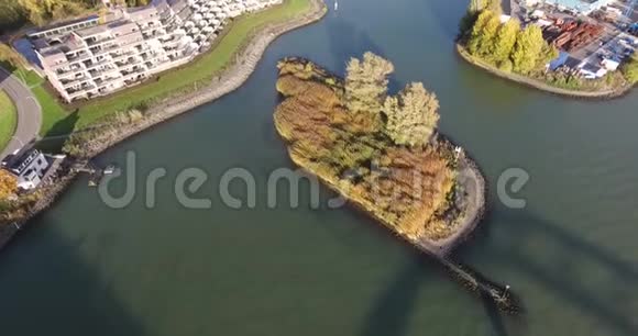 荷兰沃尔堡河岛景空中拍摄视频的预览图