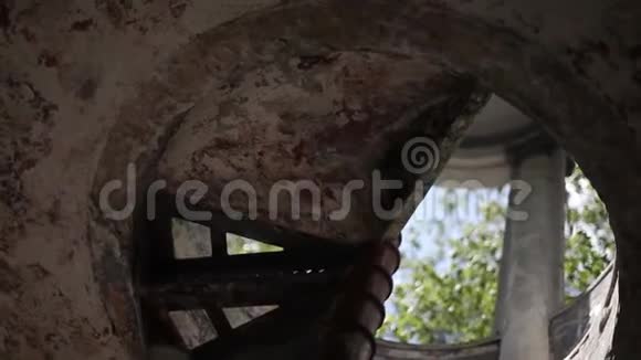 老式金属螺旋楼梯建筑圆形圆形视频的预览图