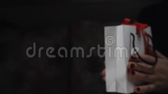 开幕式礼物闭合女性手指拿着盒子打开礼物解开红丝带拿出一个小盒子视频的预览图