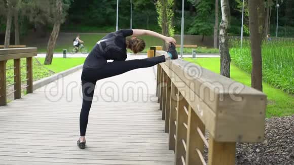 漂亮的女运动员穿着训练服做运动健康的生活方式慢动作视频的预览图