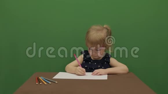 女孩在桌子边画画教育进程举起她的手因为她知道问题的答案视频的预览图