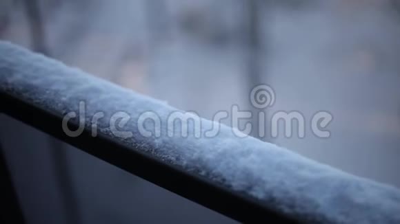 雪上阳台栏杆冬季自然视频的预览图