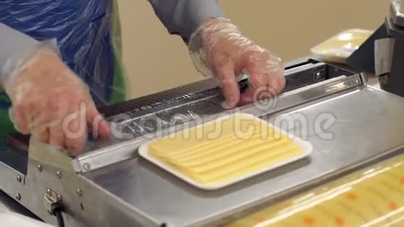 女售货员在超市里切奶酪然后用保鲜膜包装视频的预览图