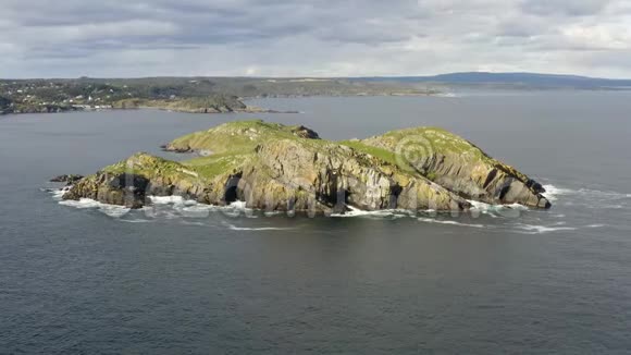 纽芬兰海岛和海岸线的鸟瞰图视频的预览图