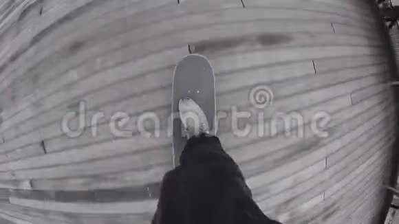 城市人行道上滑板骑滑板的观点城市环境中的溜冰者自由泳年轻人视频的预览图