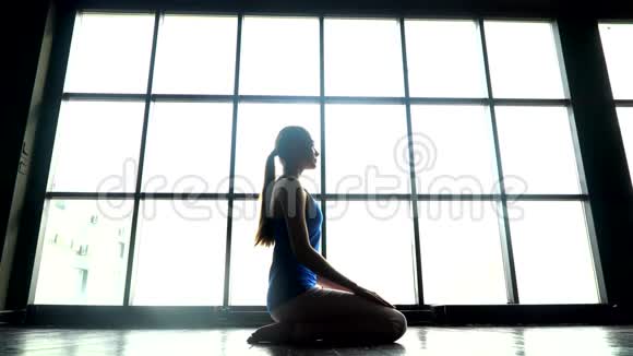 美丽的模特做瑜伽运动灵活的女孩年轻的女人穿运动服装在健身房练习瑜伽视野开阔视频的预览图