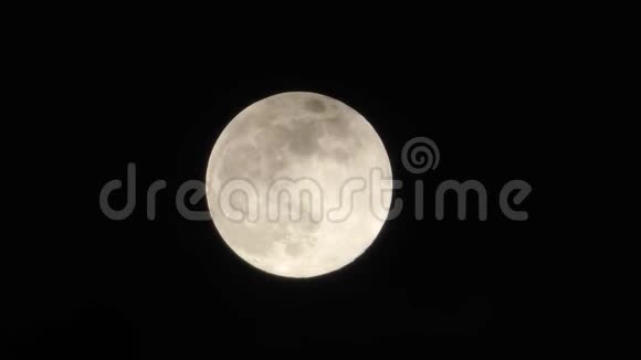 夜空中的满月云彩沿着月亮飘浮视频的预览图