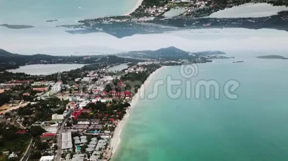 鸟瞰海岸小镇和绿松石海的地平线镜面效果美丽的海滨视频的预览图