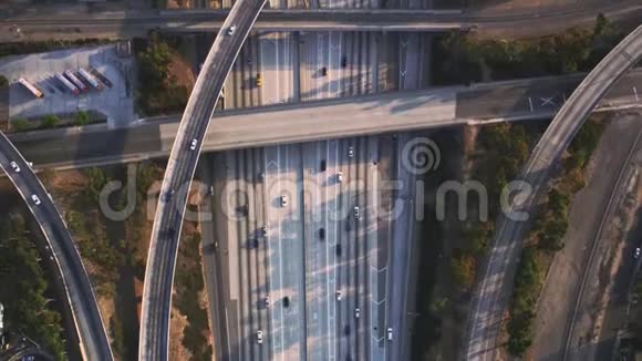 一流的空中无人机全景飞行在繁忙的公路上多个车辆道路与交通水泥连接桥视频的预览图