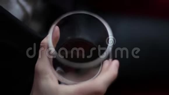 手里拿着一杯红酒穿着黑色西装的男人视频的预览图