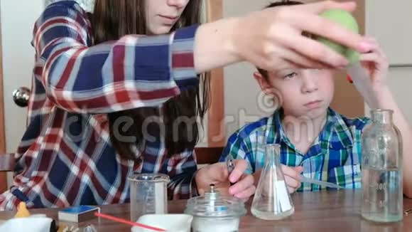 在家做化学实验妈妈用一个大吸管把瓶子里的水倒进瓶里视频的预览图