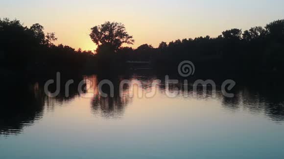 在一个小湖上日落视频的预览图