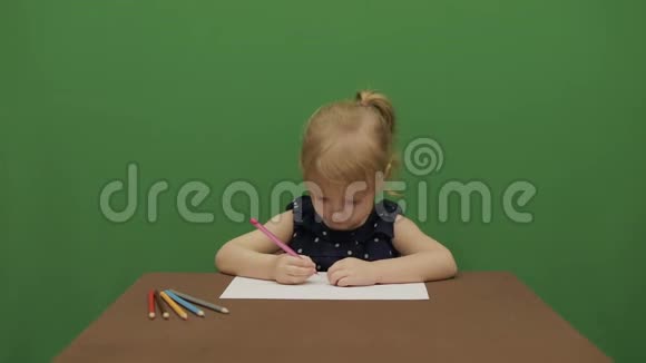 女孩在桌子边画画教育进程举起她的手因为她知道问题的答案视频的预览图