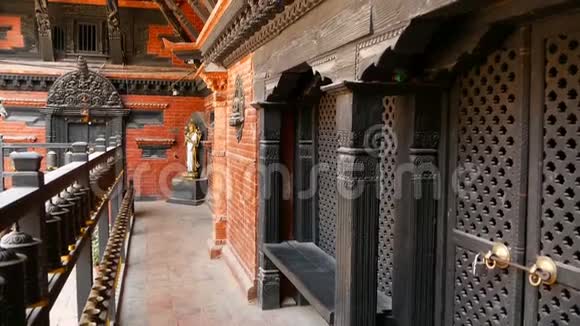古老的青铜和黄铜装饰的寺庙鲁德拉瓦尔纳马哈维哈尔独特的佛教神殿有大量的祈祷轮视频的预览图