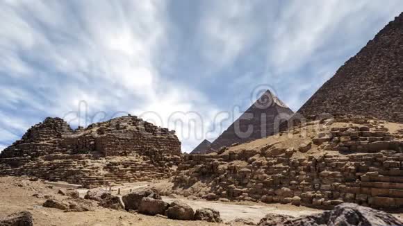 埃及吉萨开罗大金字塔上乌云密布的时代石金字塔的放大视频的预览图