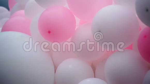 粉红色和白色气球视频的预览图