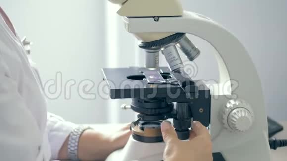 医院工作人员用显微镜观察病毒样本视频的预览图