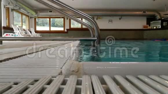 室内游泳池的游泳池梯子视频的预览图