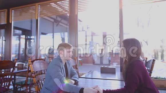 浪漫的情侣在咖啡馆约会视频的预览图