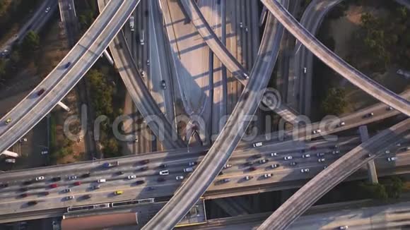 繁忙的高速公路多个车辆道路交通水泥连接桥梁令人难以置信的顶级空中无人机全景天桥视频的预览图