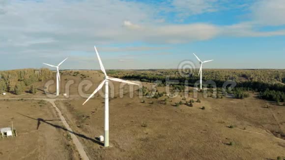 白色风车产生动力绿色能源可再生能源理念视频的预览图