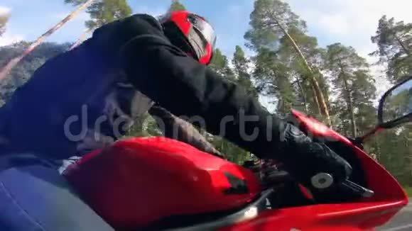 一个戴头盔的人骑着红色摩托车视频的预览图
