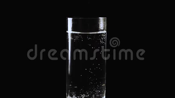 阿斯匹林片剂随着水从玻璃底部滑落空气气泡从玻璃底部在矿物瓦中上升视频的预览图