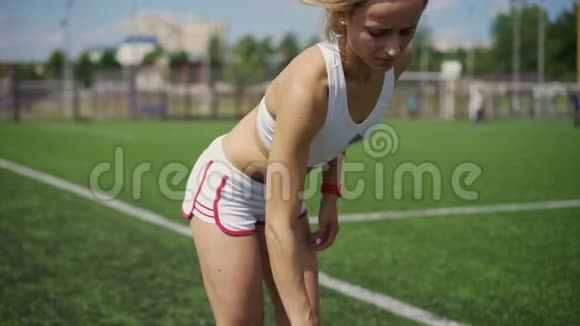 运动女孩在体育场喝水视频的预览图