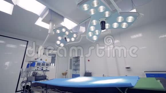 两个手术灯挂在一个手术室的床上有现代化设备的明亮手术室视频的预览图