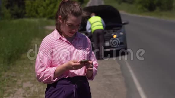 伤心的女人给丈夫打情骂俏视频的预览图