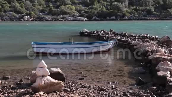 一艘木排船系在天然石墩上视频的预览图