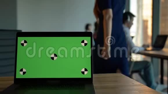 呼叫中心办公室笔记本电脑的绿色屏幕视频的预览图