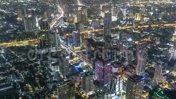 时光流逝高瞻远瞩的高楼大厦在曼谷泰国道路广角在夜间视频的预览图