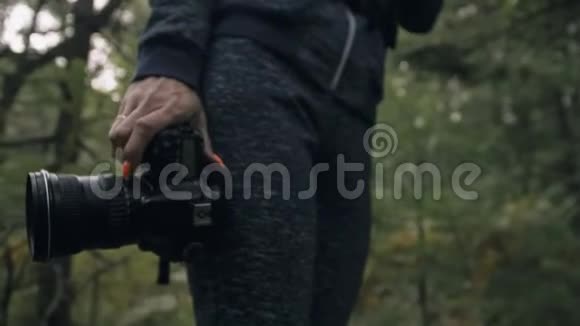 游客在森林中拍摄风景一个高加索女人近距离射击女孩握着镜子视频的预览图