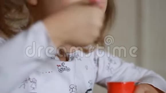 小孩用勺子吃奶酪小女孩吃乳制品酸奶肖像特写视频的预览图