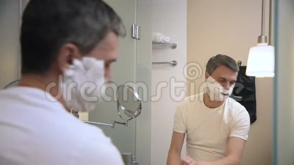 在浴室刮胡子的成年人视频的预览图