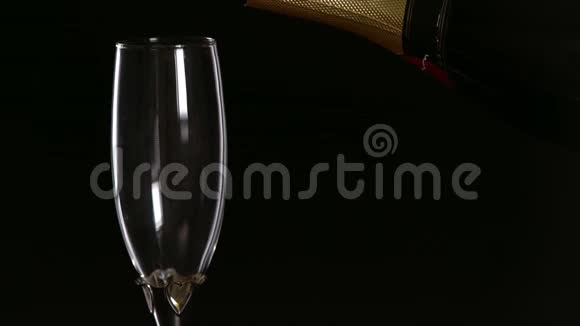 喝一杯泡腾的香槟视频的预览图