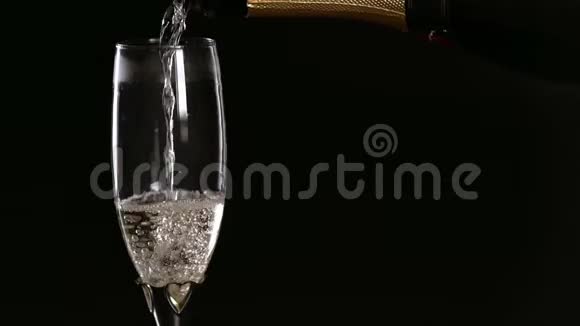 喝一杯浪漫的香槟视频的预览图