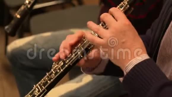 音乐家演奏双簧管的特写视频的预览图
