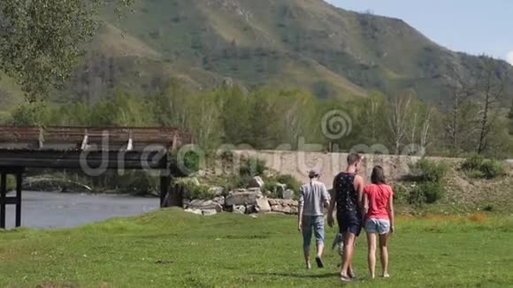 一群朋友和一个正在度假的孩子正在山里散步儿子和他的父亲和一个公司走在一起视频的预览图
