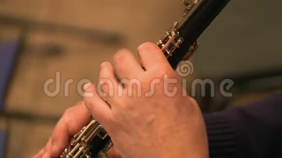 音乐家演奏双簧管的特写视频的预览图
