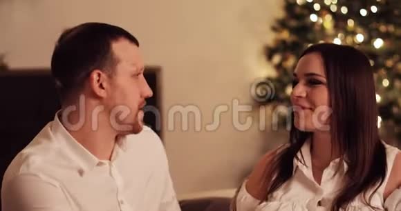 可爱的夫妇在圣诞节喝茶聊天视频的预览图
