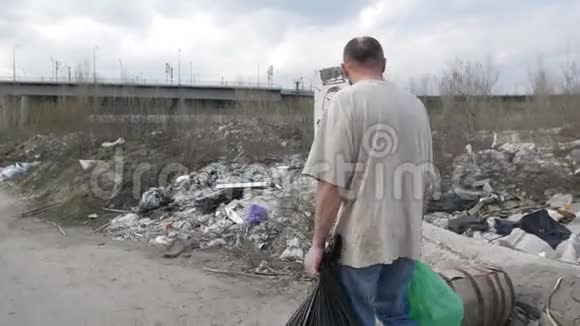 一个人沿着垃圾桶走视频的预览图