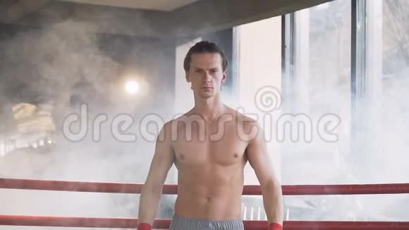 拳击俱乐部帅哥的肖像视频的预览图
