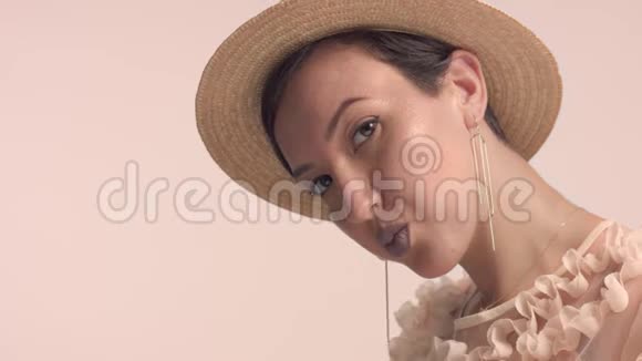 一位年轻的摩洛哥妇女戴着一顶帽子化妆为单色视频的预览图